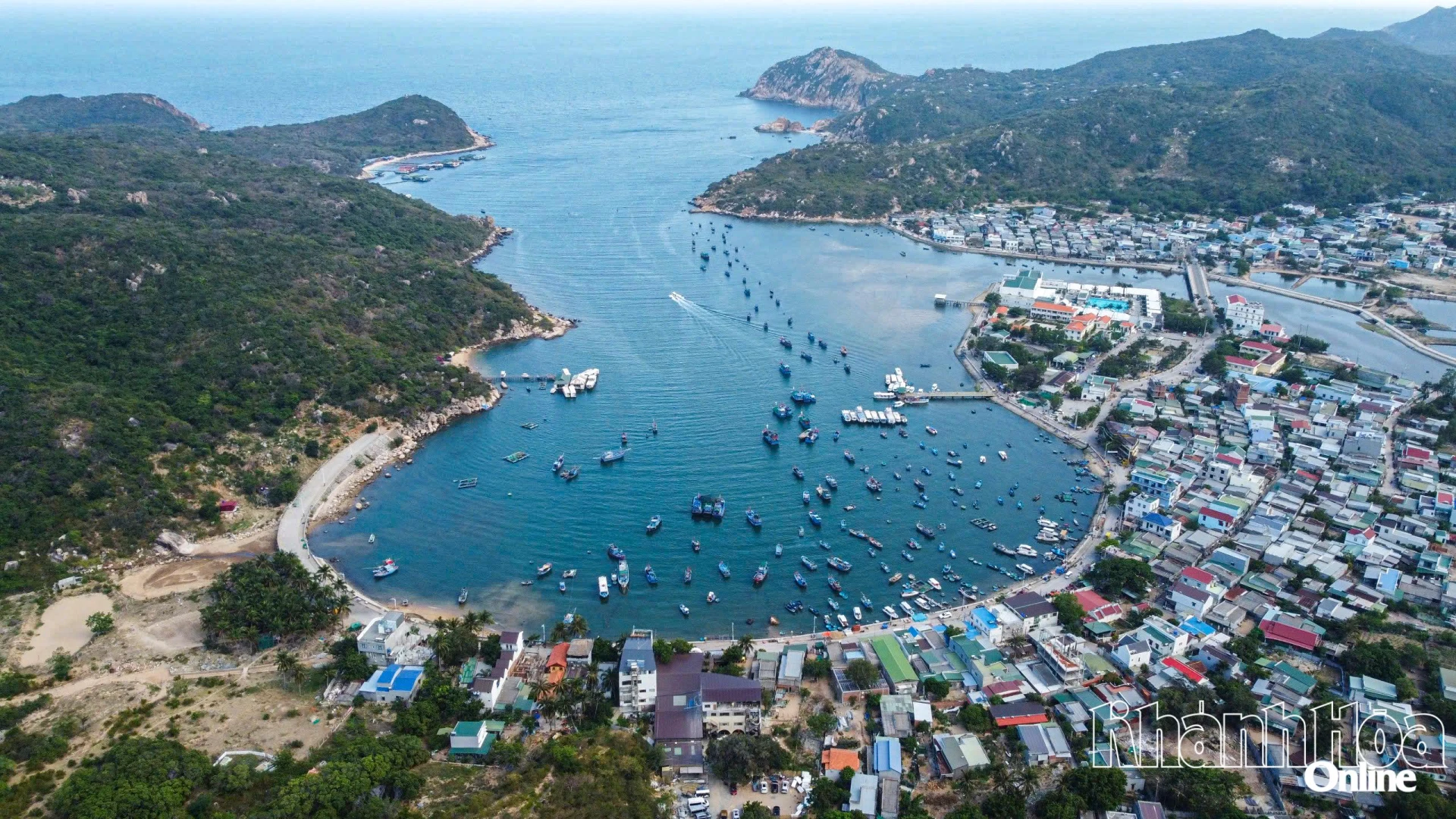 Nép mình dưới dãy Núi Chúa hùng vĩ, Vịnh Vĩnh Hy hiện ra dịu dàng và quyến rũ. Đây là nơi du khách có thể lặn biển ngắm san hô, tản bộ trên những bãi cát trắng hay thưởng thức hải sản tươi rói vừa cập bến.