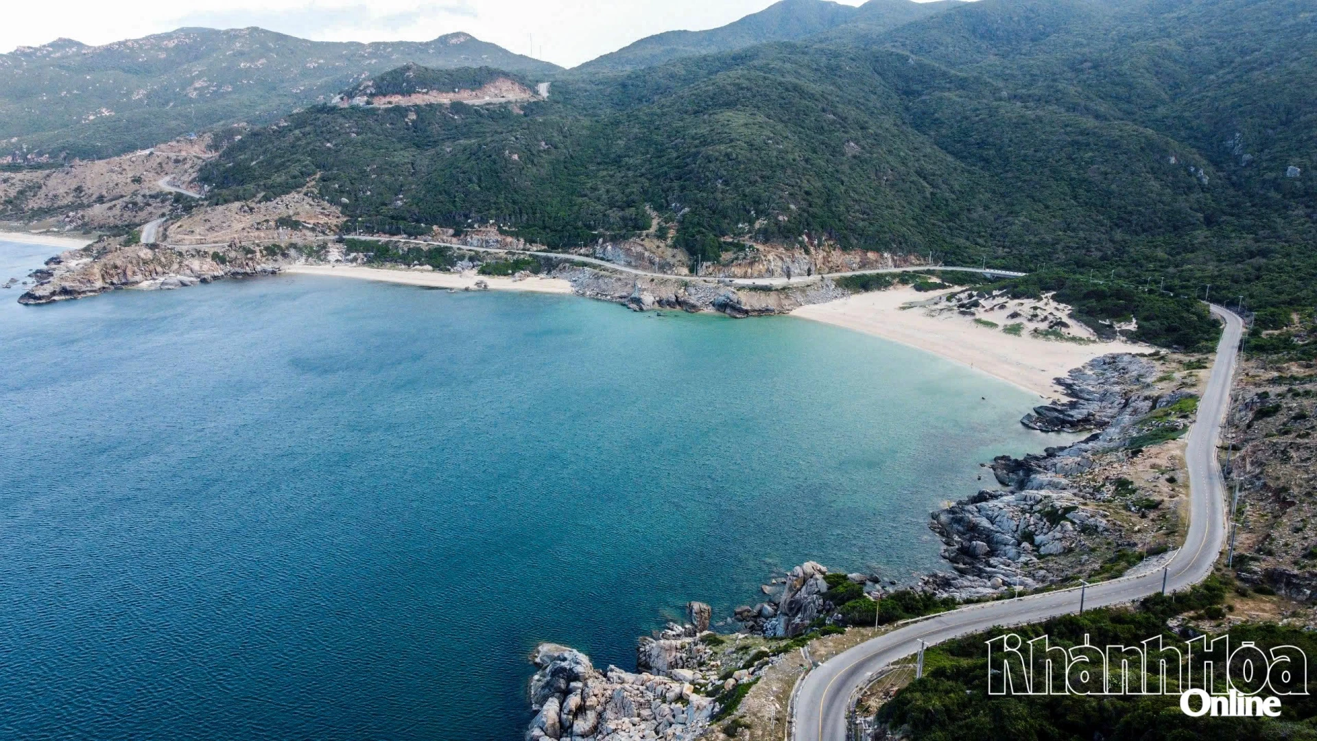 Trên hành trình ấy, du khách sẽ lần lượt bắt gặp những bãi biển còn nguyên nét hoang sơ như bãi Chuối, bãi Kinh, bãi Nước Ngọt… trong vắt như ngọc, đủ khiến người lữ hành muốn dừng xe thật lâu để lắng nghe tiếng sóng.