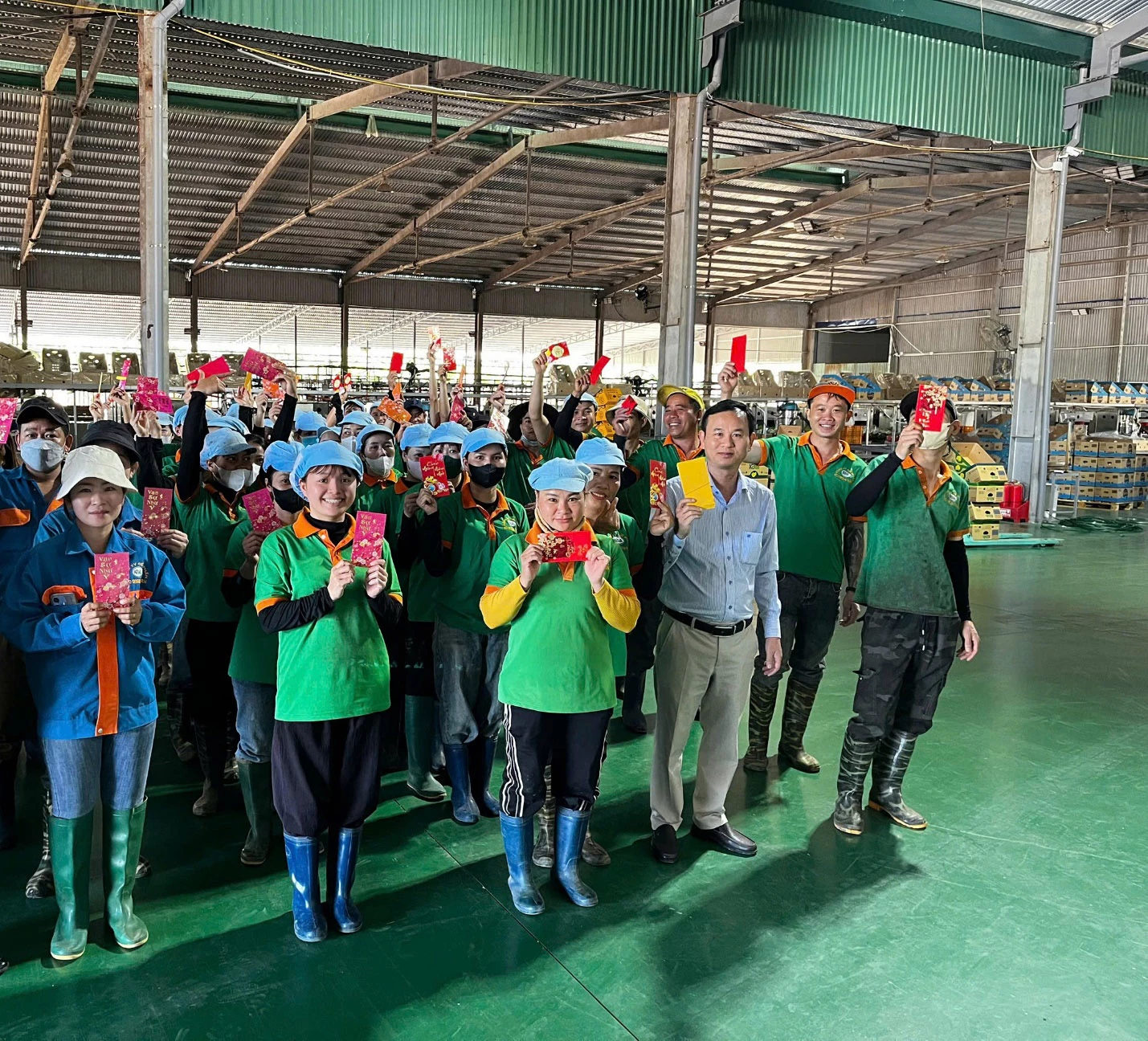 Ban lãnh đạo KD Green Farm trực tiếp thăm hỏi, động viên cán bộ, công nhân viên tại các nông trường và nhà xưởng.