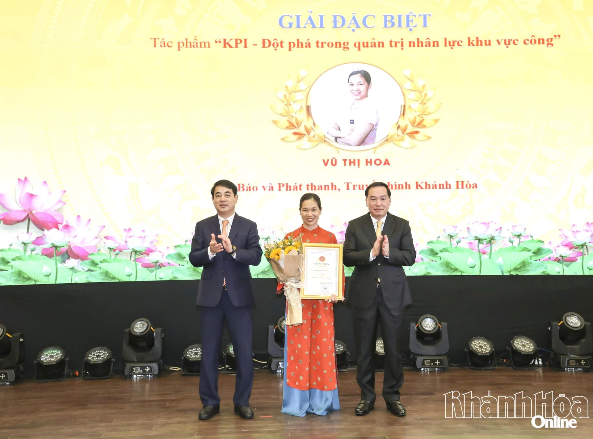 Đồng chí Nghiêm Xuân Thành và đồng chí Hồ Xuân Trường trao giải đặc biệt cho tác giả Vũ Thị Hoa - phóng viên Báo và Phát thanh, Truyền hình Khánh Hòa. Ảnh: C.ĐỊNH