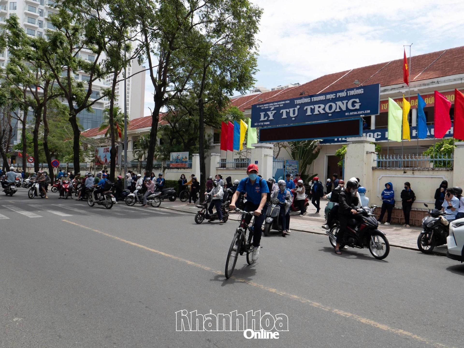 Học sinh Trường THPT Lý Tự Trọng trong giờ tan trường. Ảnh VƯƠNG MẠNH CƯỜNG