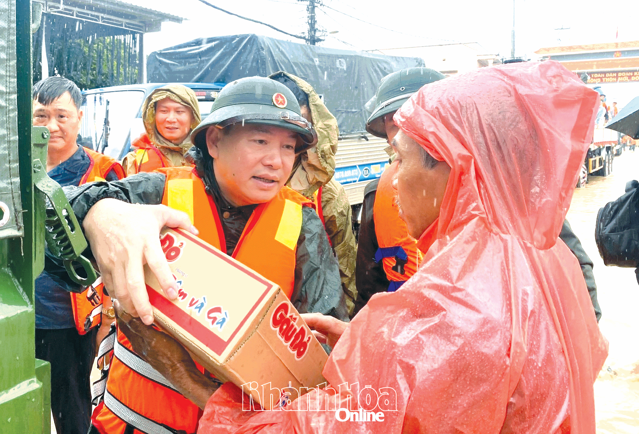 Đồng chí Hồ Xuân Trường trực tiếp vào tâm lũ xã Diên Điền trao hàng cứu trợ cho người dân.