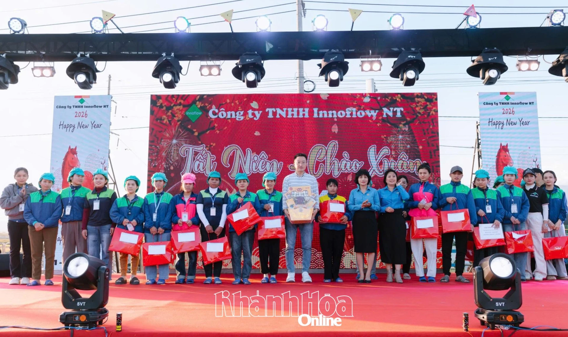 Lãnh đạo Liên đoàn Lao động tỉnh trao quà cho công nhân Công ty TNHH Innoflow NT.