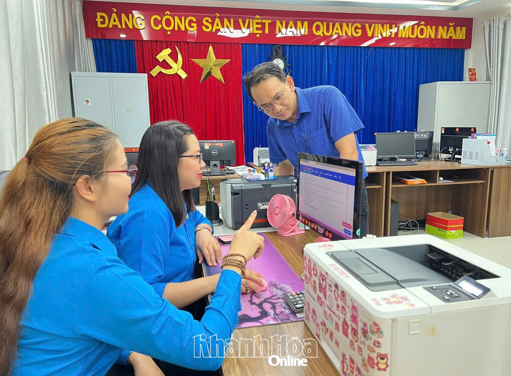 Cán bộ công đoàn kiểm tra, theo dõi phần mềm quản lý đoàn viên.