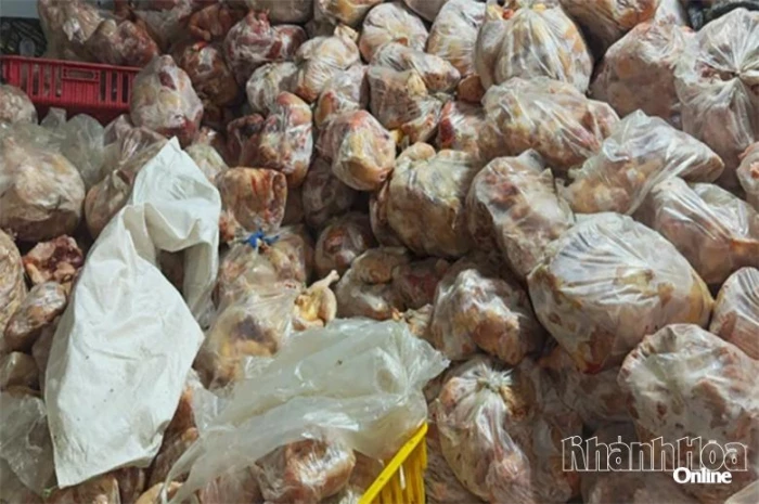 Tạm giữ hơn 10 tấn thực phẩm gia cầm không rõ nguồn gốc