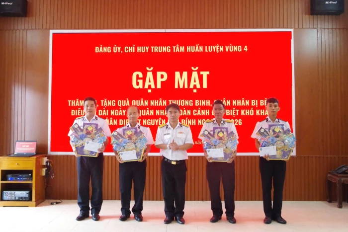 Trung tâm Huấn luyện Vùng 4 Hải quân tặng quà Tết cho các đối tượng chính sách