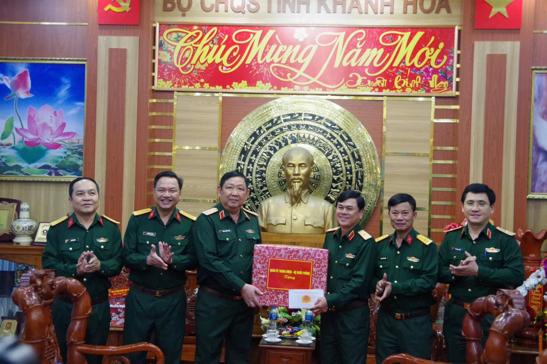 Đoàn công tác của Bộ Tổng Tham mưu thăm, chúc Tết Bộ Chỉ huy Quân sự tỉnh Khánh Hòa - Báo Khánh Hòa