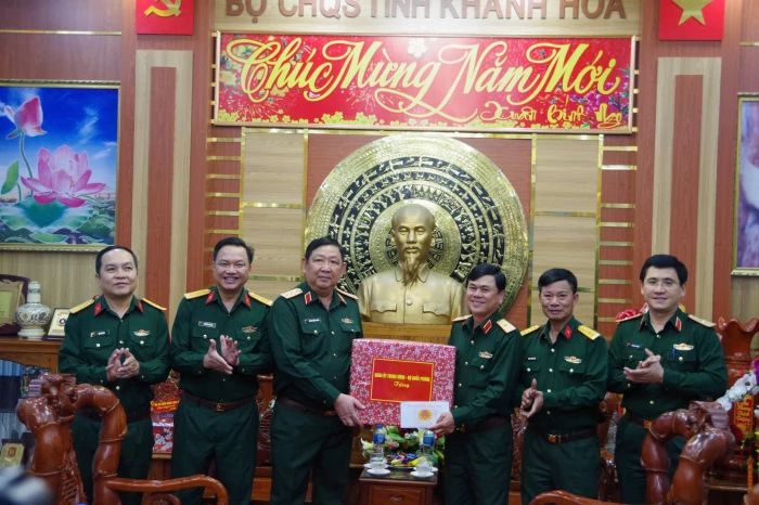 Đoàn công tác của Bộ Tổng Tham mưu thăm, chúc Tết Bộ Chỉ huy Quân sự tỉnh Khánh Hòa
