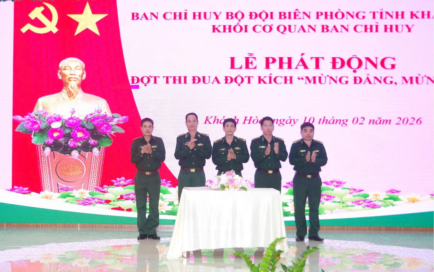 Đại tá Nguyễn Lâm Nam - Phó Chỉ huy trưởng kiêm Tham mưu trưởng Bộ đội Biên phòng tỉnh chứng kiến ký kết gia ước thi đua.