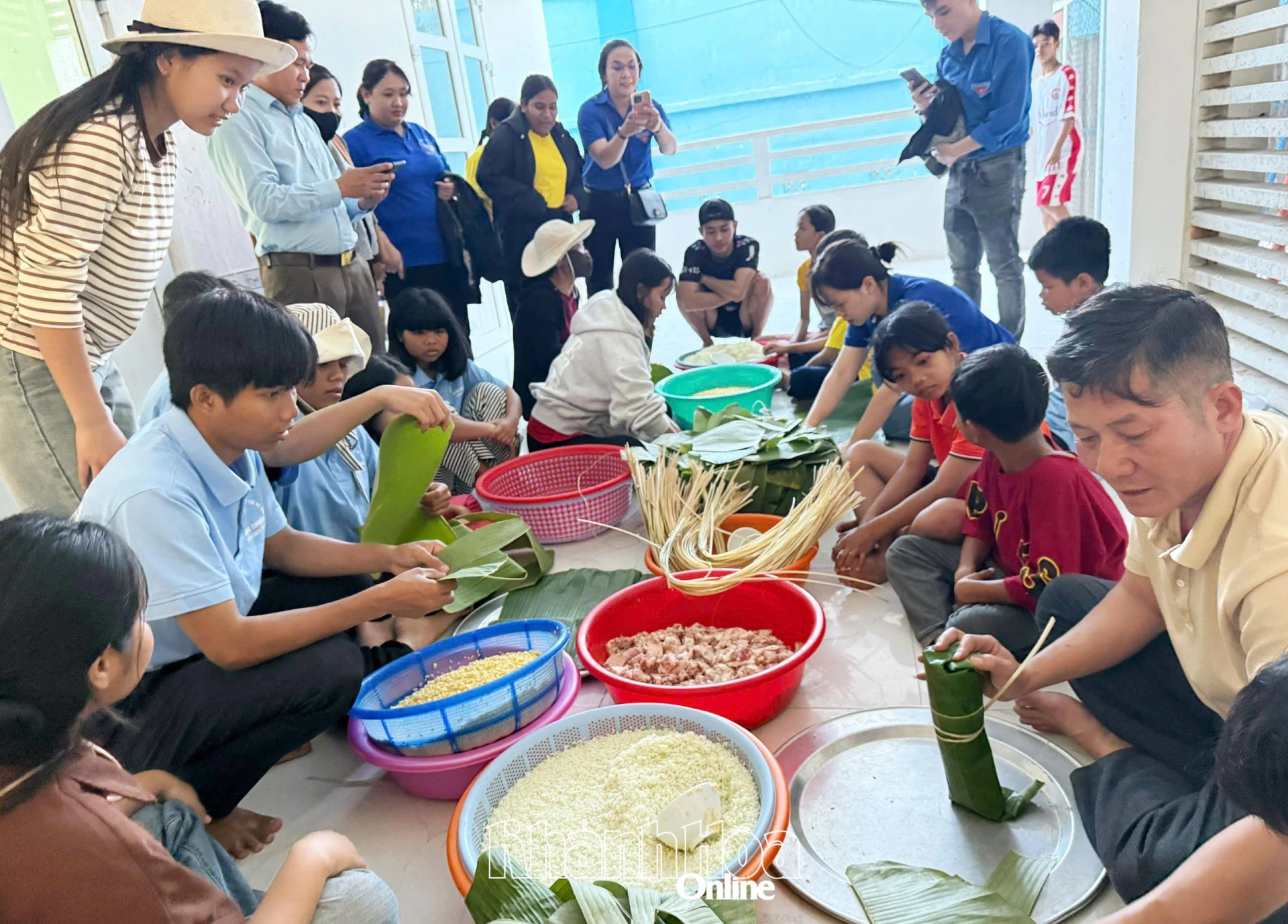 Hoạt động gói bánh tét tại cơ sở 1, Trung tâm Công tác xã hội Ninh Thuận.