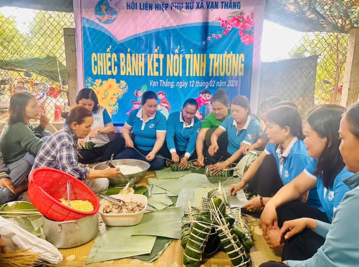 Xã Vạn Thắng gói 200 bánh tét tặng hội viên phụ nữ khó khăn và lực lượng trực Tết Nguyên đán Bính Ngọ 2026