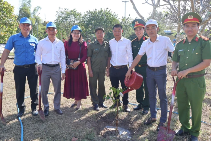 Xã Cam Lâm phát động “Tết trồng cây đời đời nhớ ơn Bác Hồ” xuân Bính Ngọ 2026