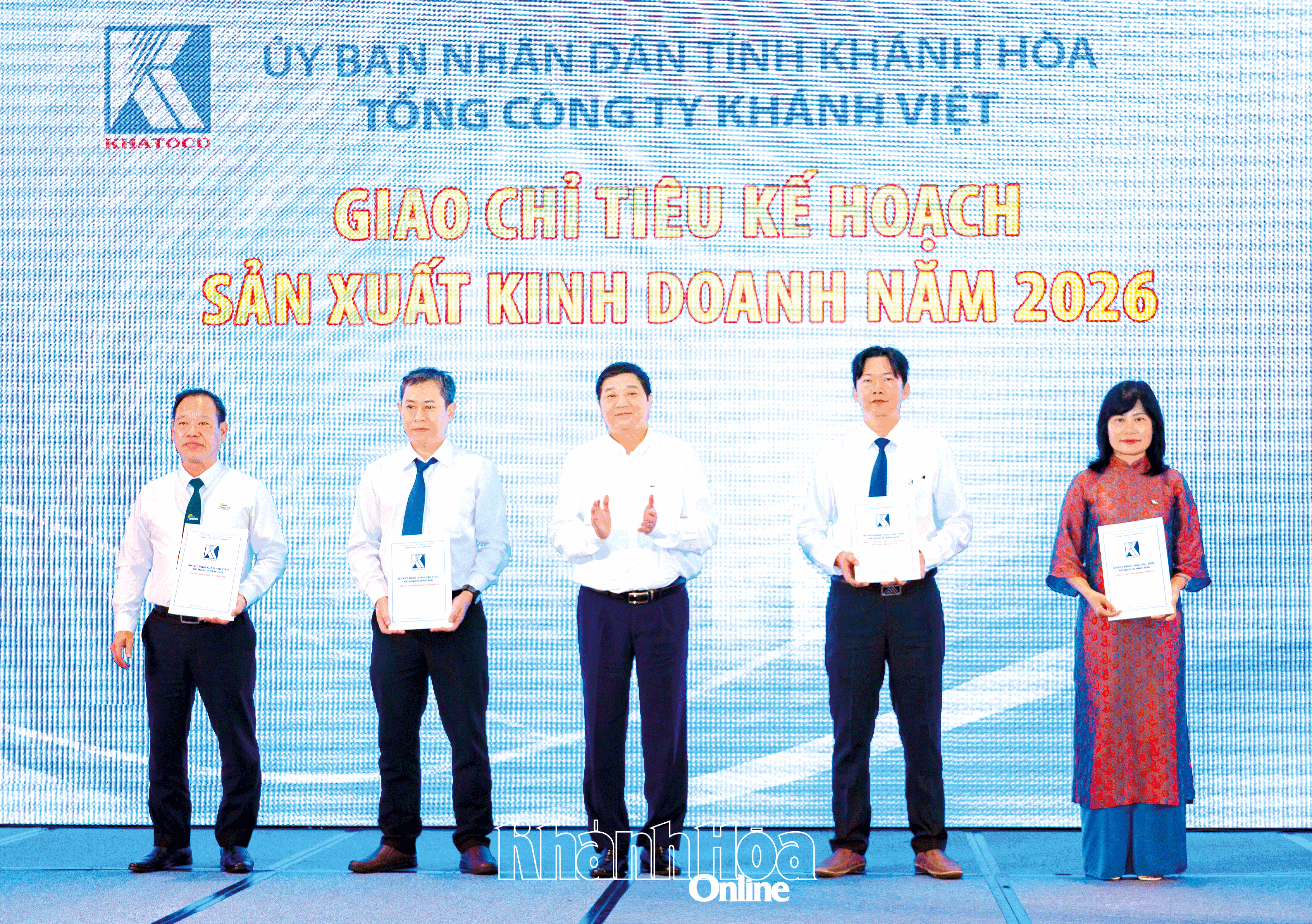 Ông Phạm Hoài Trung - Phụ trách Hội đồng thành viên Tổng Công ty Khánh Việt giao chỉ tiêu kế hoạch sản xuất, kinh doanh năm 2026 cho các đơn vị.