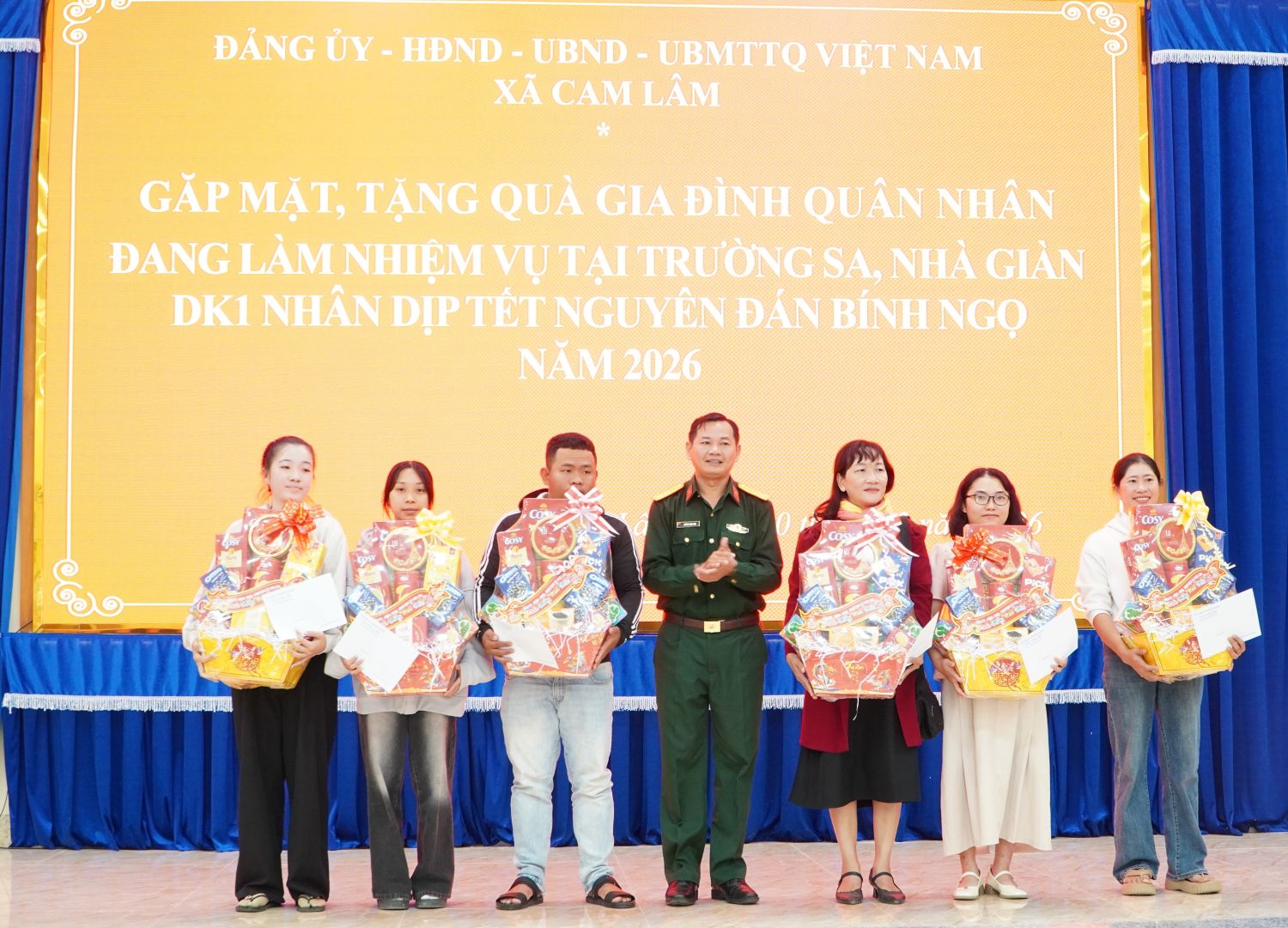 Đại diện UBND xã Cam Lâm tặng quà cho các gia đình quân nhân.