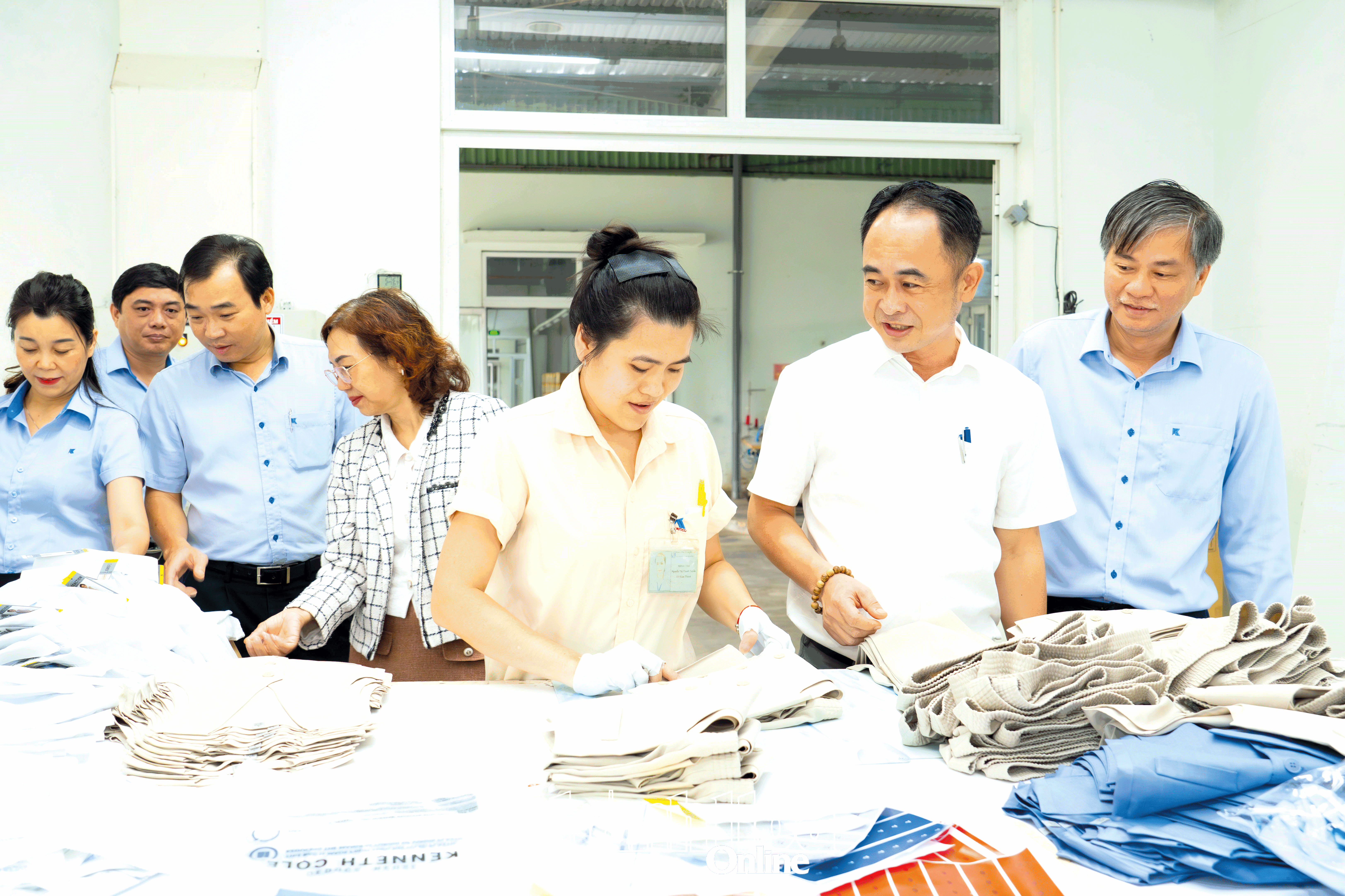 Ông Trần Minh Quang - Thành viên Hội đồng thành viên, Tổng Giám đốc Tổng Công ty Khánh Việt kiểm tra hoạt động sản xuất tại Xí nghiệp May Khatoco.