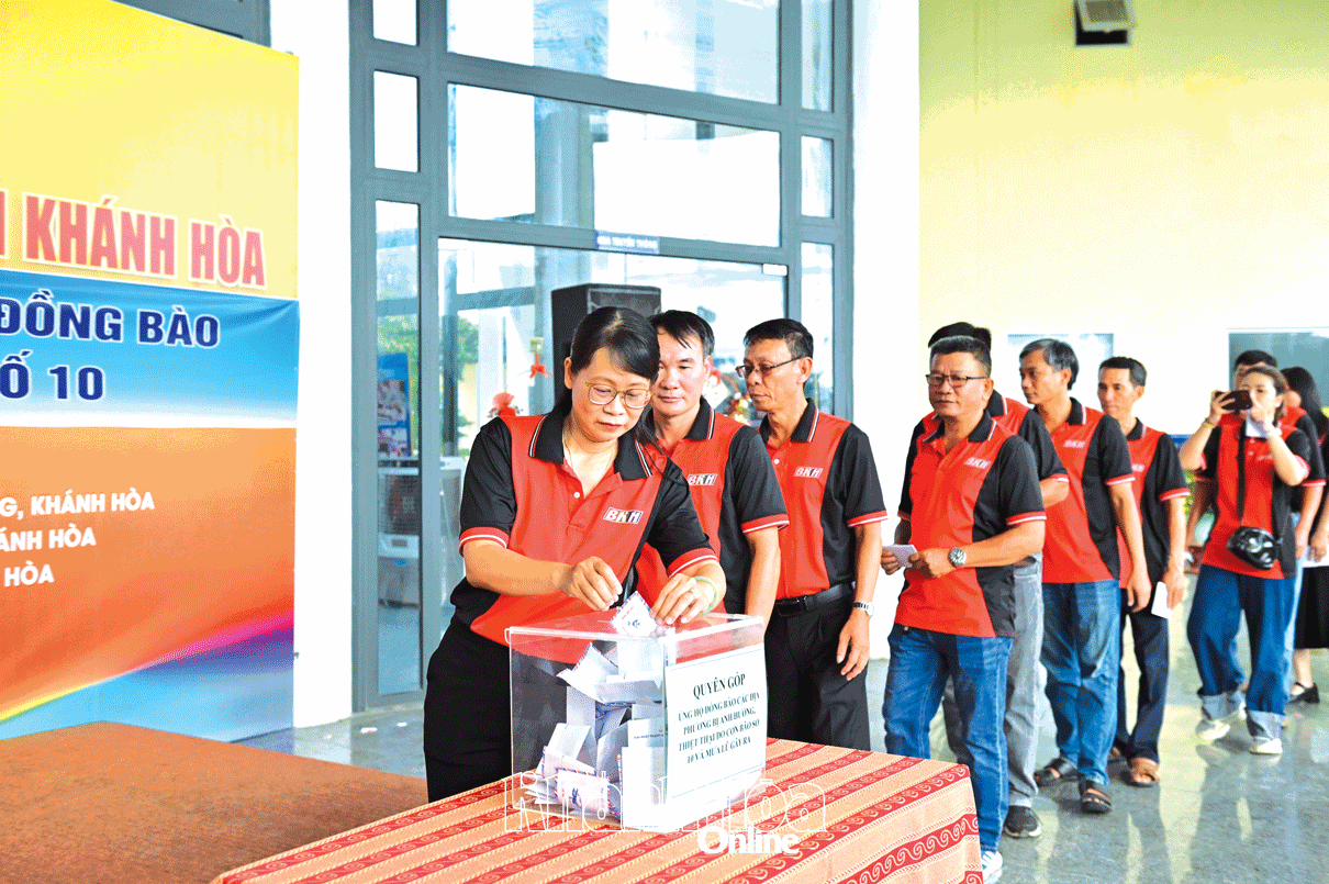 Viên chức, người lao động Báo và Phát thanh, Truyền hình Khánh Hòa ủng hộ đồng bào các địa phương bị thiệt hại do cơn bão số 10 và mưa lũ gây ra.