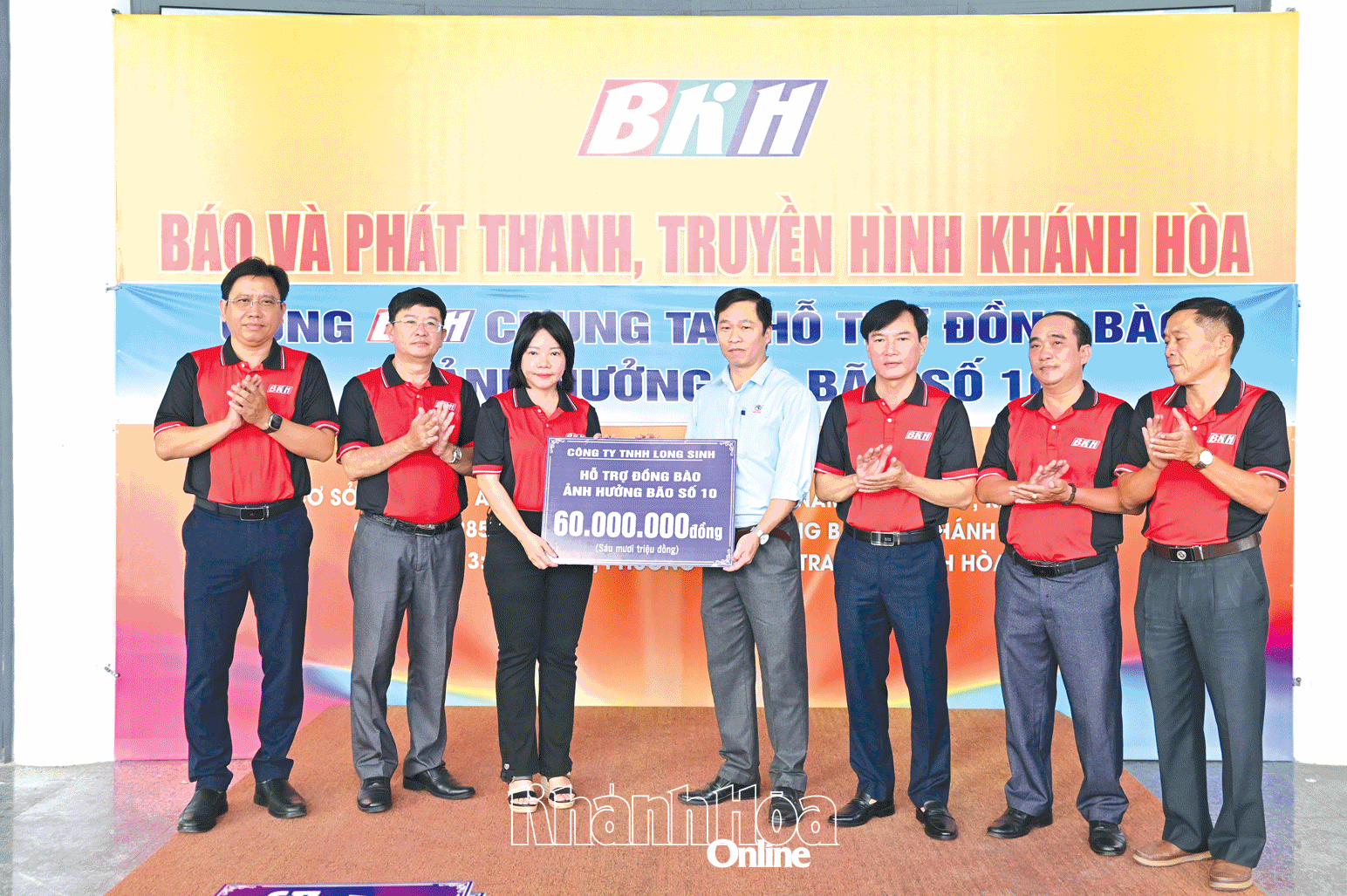Lãnh đạo Báo và Phát thanh, Truyền hình Khánh Hòa tiếp nhận kinh phí doanh nghiệp ủng hộ đồng bào các địa phương bị thiệt hại do cơn bão số 10
và mưa lũ gây ra.