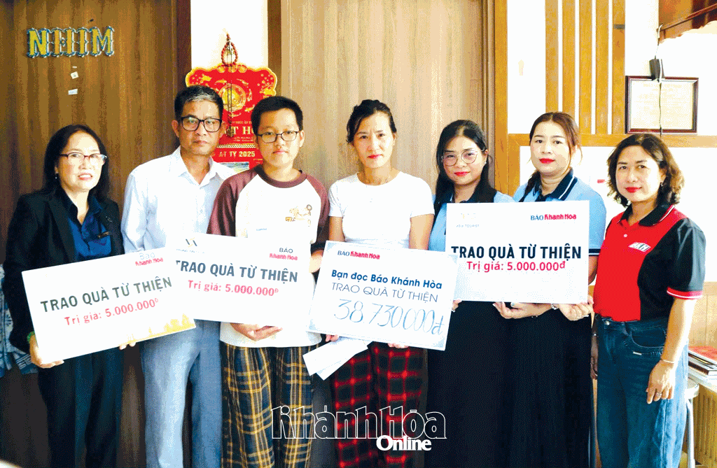 Đại diện Báo và Phát thanh, Truyền hình Khánh Hòa cùng các mạnh thường quân trao số tiền hỗ trợ cho em Đỗ Vũ Hà My (trú 142/10
Dã Tượng, phường Nha Trang) - nhân vật trong bài viết “Cô bé bị ung thư máu ước mơ được đến trường” đăng trên Báo Khánh Hòa.