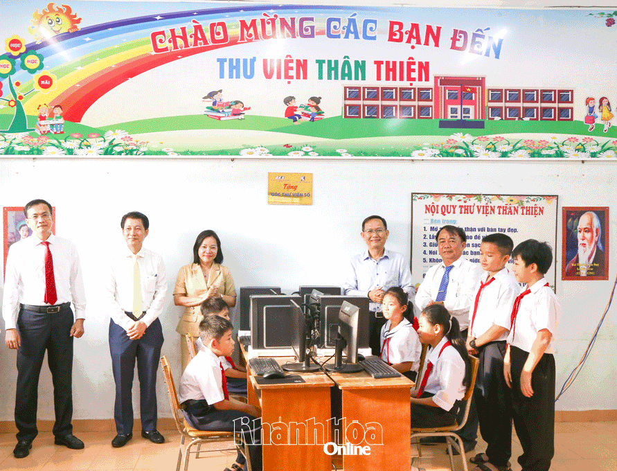 Lãnh đạo Báo và Phát thanh, Truyền hình Khánh Hòa trao hỗ trợ “Góc thư viện số” cho Trường Tiểu học Ninh Xuân (xã Tân Định) nhân dịp khai giảng năm học mới 2025 - 2026.