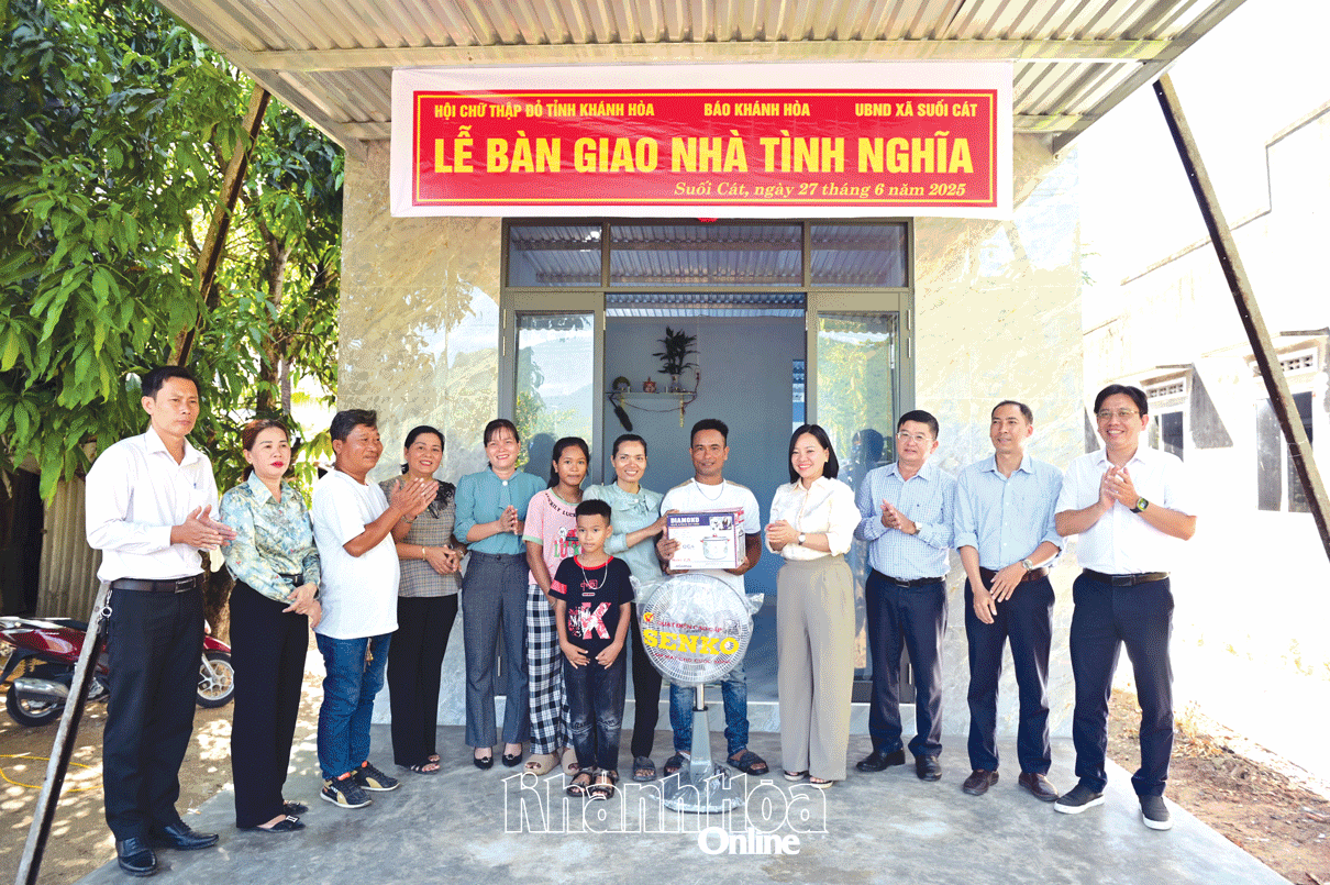 Lãnh đạo Báo và Phát thanh, Truyền hình Khánh Hòa trao tặng nhà tình nghĩa cho gia đình ông Mang Đông - hộ cận nghèo ở xã Suối Dầu.