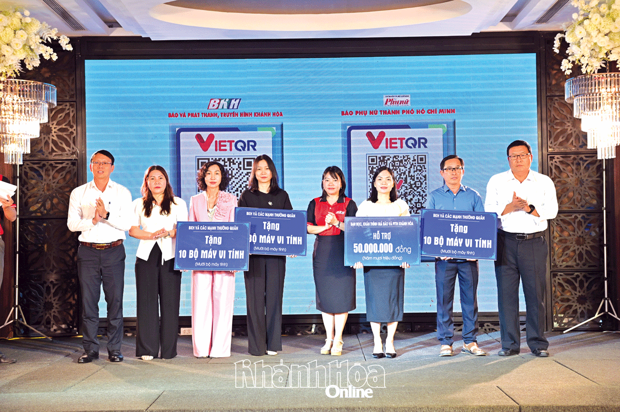 Bà Thái Thị Lệ Hằng - Giám đốc Báo và Phát thanh, Truyền hình Khánh Hòa cùng các đồng chí lãnh đạo tỉnh trao hỗ trợ cho các trường bị thiệt hại nặng nề do mưa lũ tại chương trình truyền hình trực tiếp, giao lưu đặc biệt “Đến trường sau lũ”.