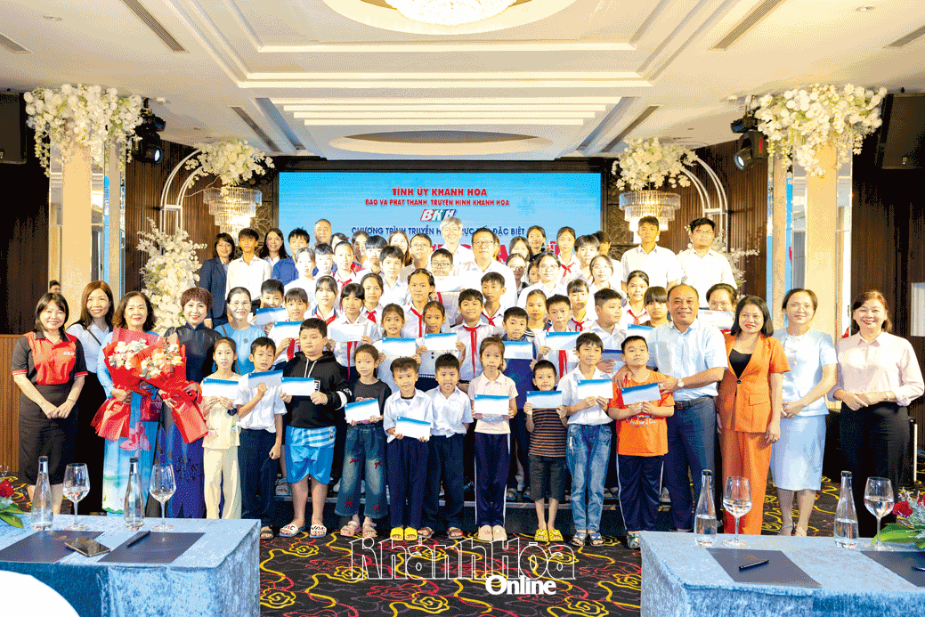 Các đồng chí lãnh đạo tỉnh, lãnh đạo Báo và Phát thanh, Truyền hình Khánh Hòa, Báo Phụ nữ TP. Hồ Chí Minh và các đại biểu cùng các học sinh có hoàn cảnh đặc biệt khó khăn nhận học bổng mức 5 triệu đồng/suất tại chương trình
“Đến trường sau lũ”.