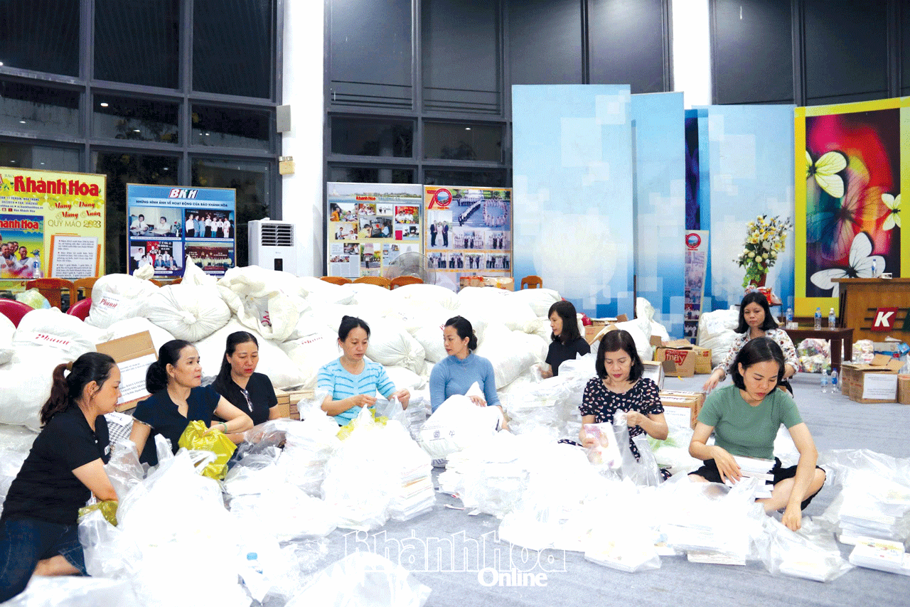 Viên chức, người lao động Báo và Phát thanh, Truyền hình Khánh Hòa phân chia dụng cụ học tập gửi tặng học sinh vùng lũ.