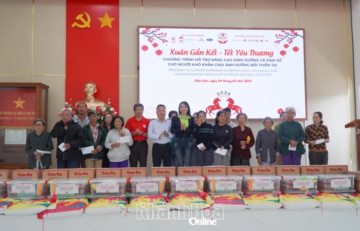 Trao quà Tết và sinh kế hỗ trợ người dân xã Diên Lâm