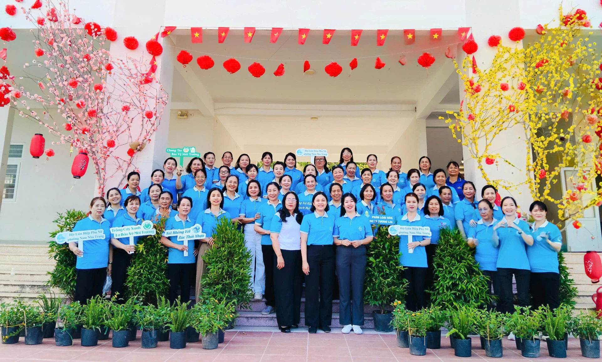 Cán bộ, hội viên phụ nữ phường tham gia lễ phát động Tết trồng cây đời đời nhớ ơn Bác Hồ.