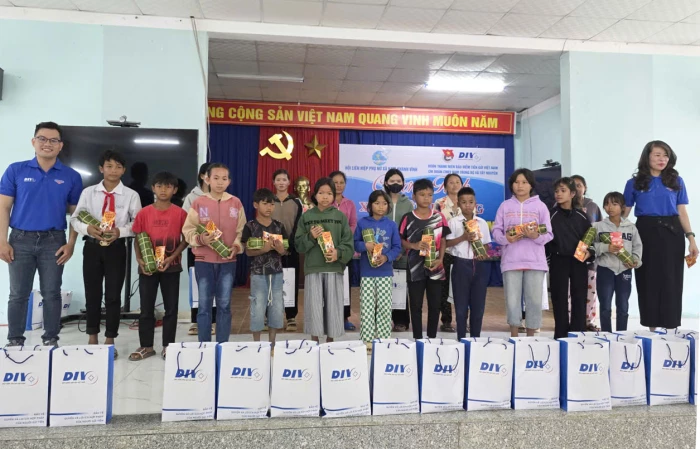 Tặng 120 suất quà cho trẻ em mồ côi và người thân ở xã Nam Khánh Vĩnh