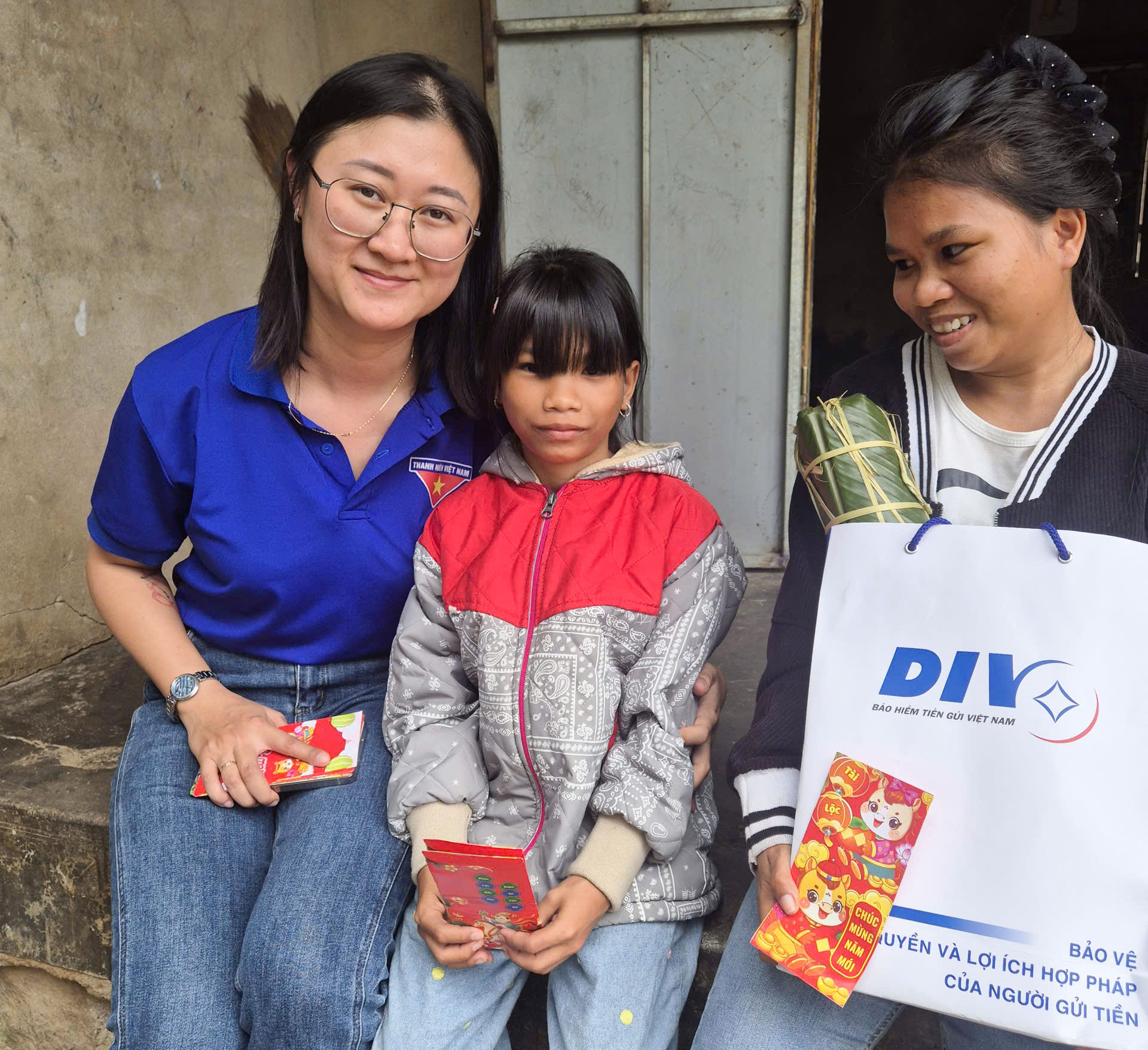 Đoàn đến thăm và trao quà trực tiếp tại các gia đình.