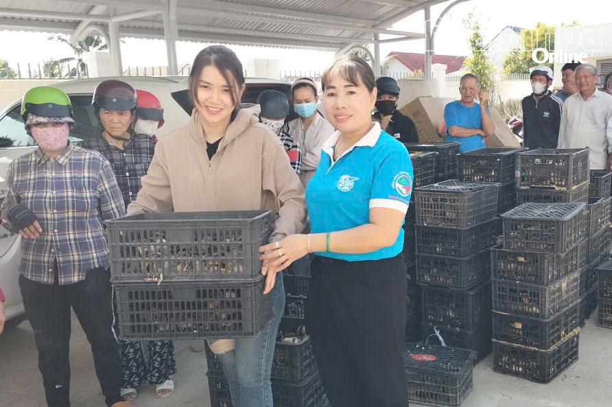 Hội Liên hiệp Phụ nữ xã Diên Thọ phối hợp trao gà cho phụ nữ, người dân.