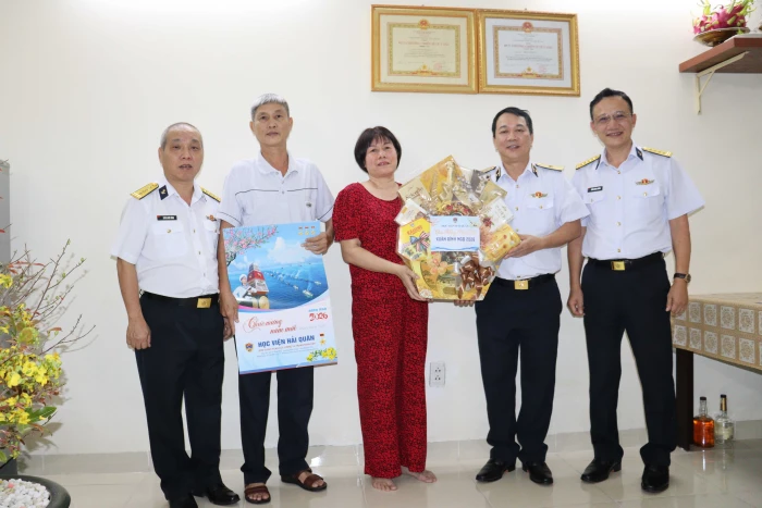 Học viện Hải quân tặng quà cho các gia đình chính sách, có hoàn cảnh khó khăn