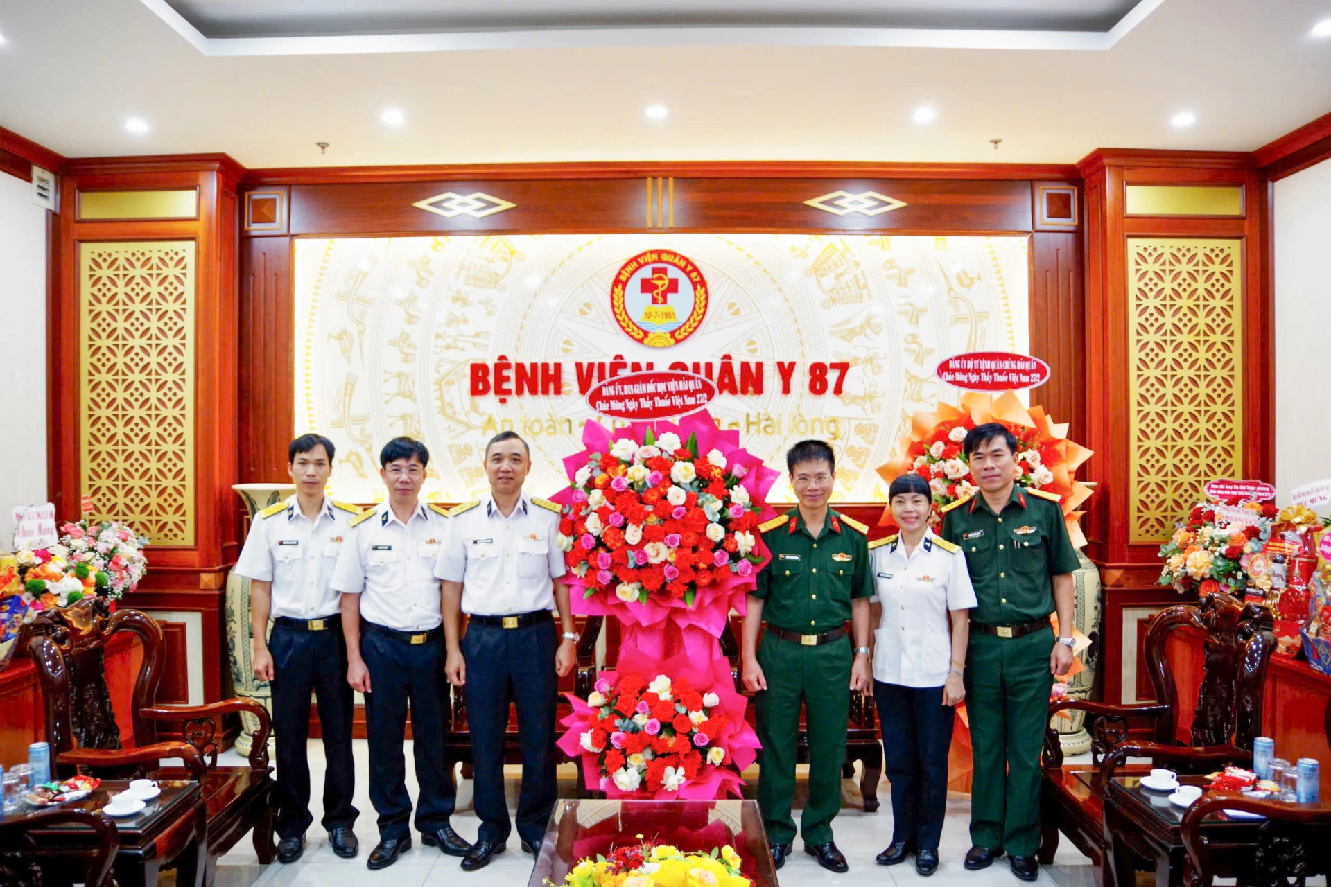 Đoàn công tác học viện thăm, tặng quà chúc mừng Bệnh viện Quân y 87.