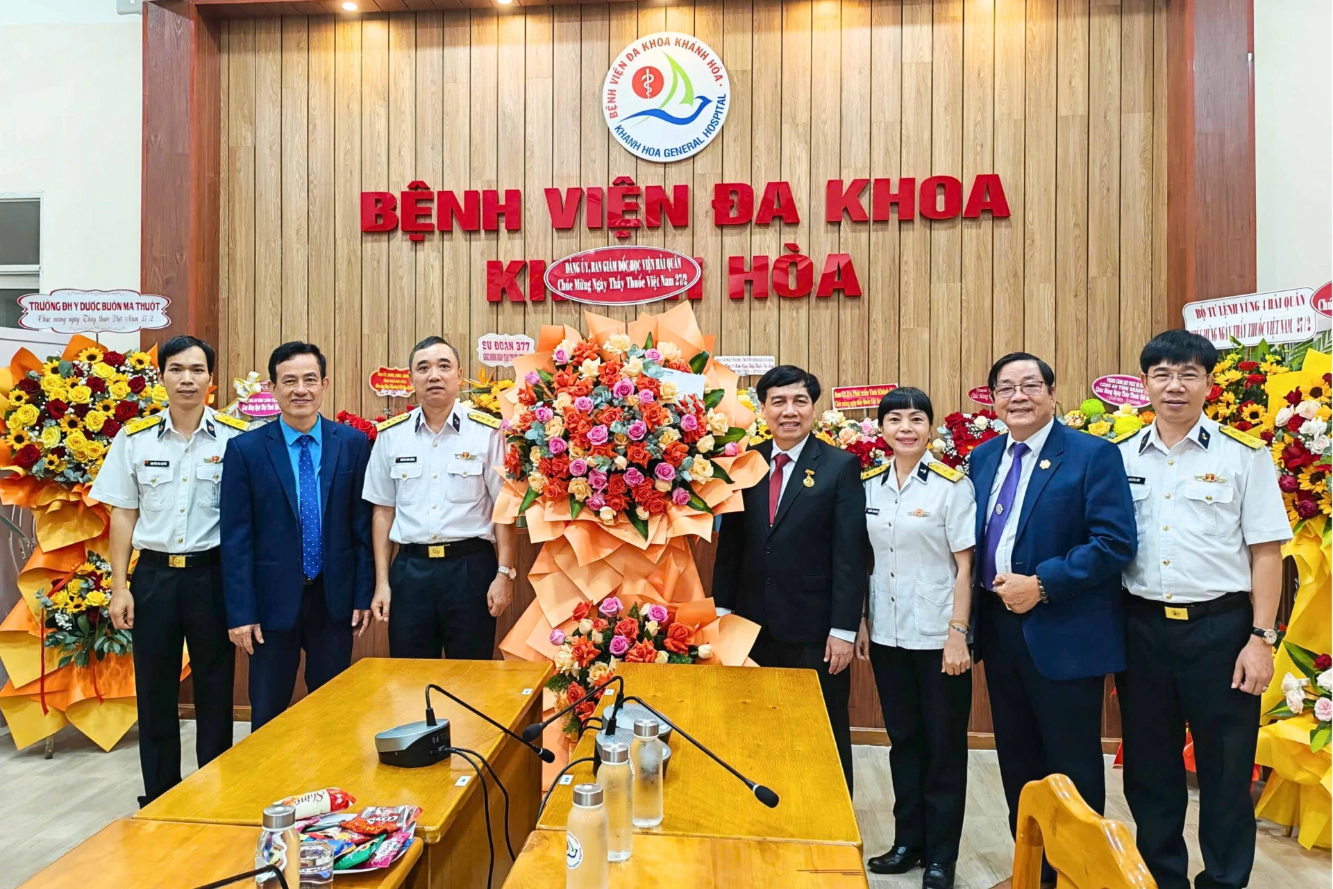 Thăm, tặng quà chúc mừng Bệnh viện Đa khoa tỉnh Khánh Hoà.