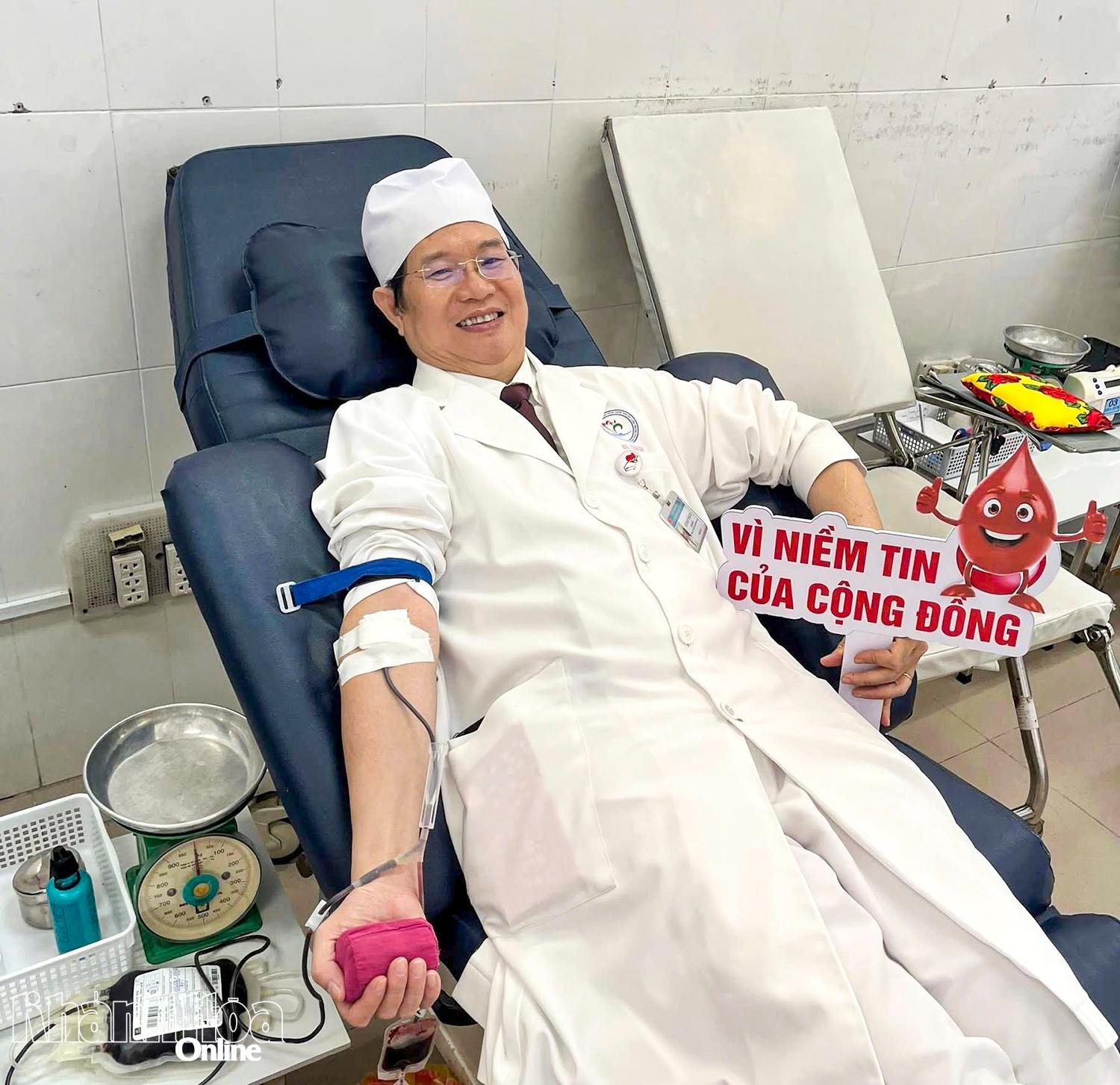 Lãnh đạo Bệnh viện Đa khoa Ninh Thuận hiến máu hỗ trợ nguồn máu dự trữ dịp Tết.