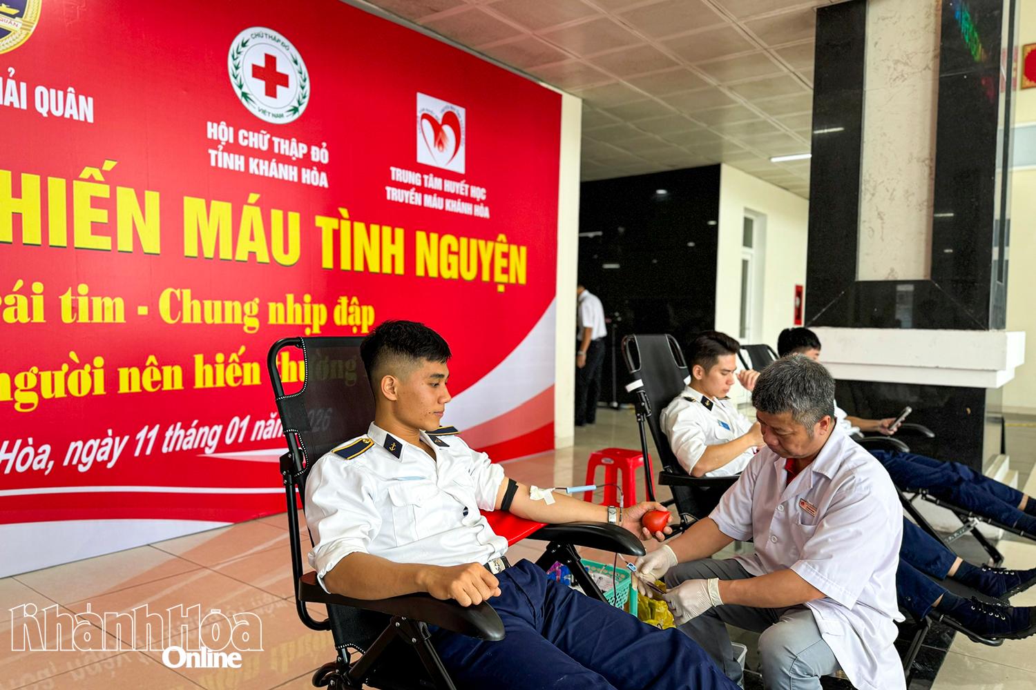 Cán bộ, chiến sĩ Học viện Hải quân tham gia hiến máu tình nguyện.