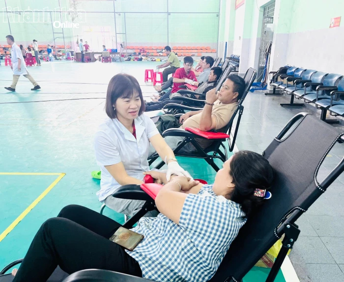 Gần 300 người dân khu vực Khánh Vĩnh tham gia hiến máu tình nguyện