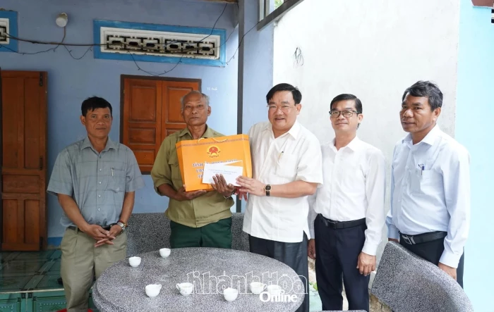 Phó Chủ tịch UBND tỉnh Khánh Hòa Trịnh Minh Hoàng thăm, tặng quà gia đình người có công tiêu biểu ở xã Công Hải