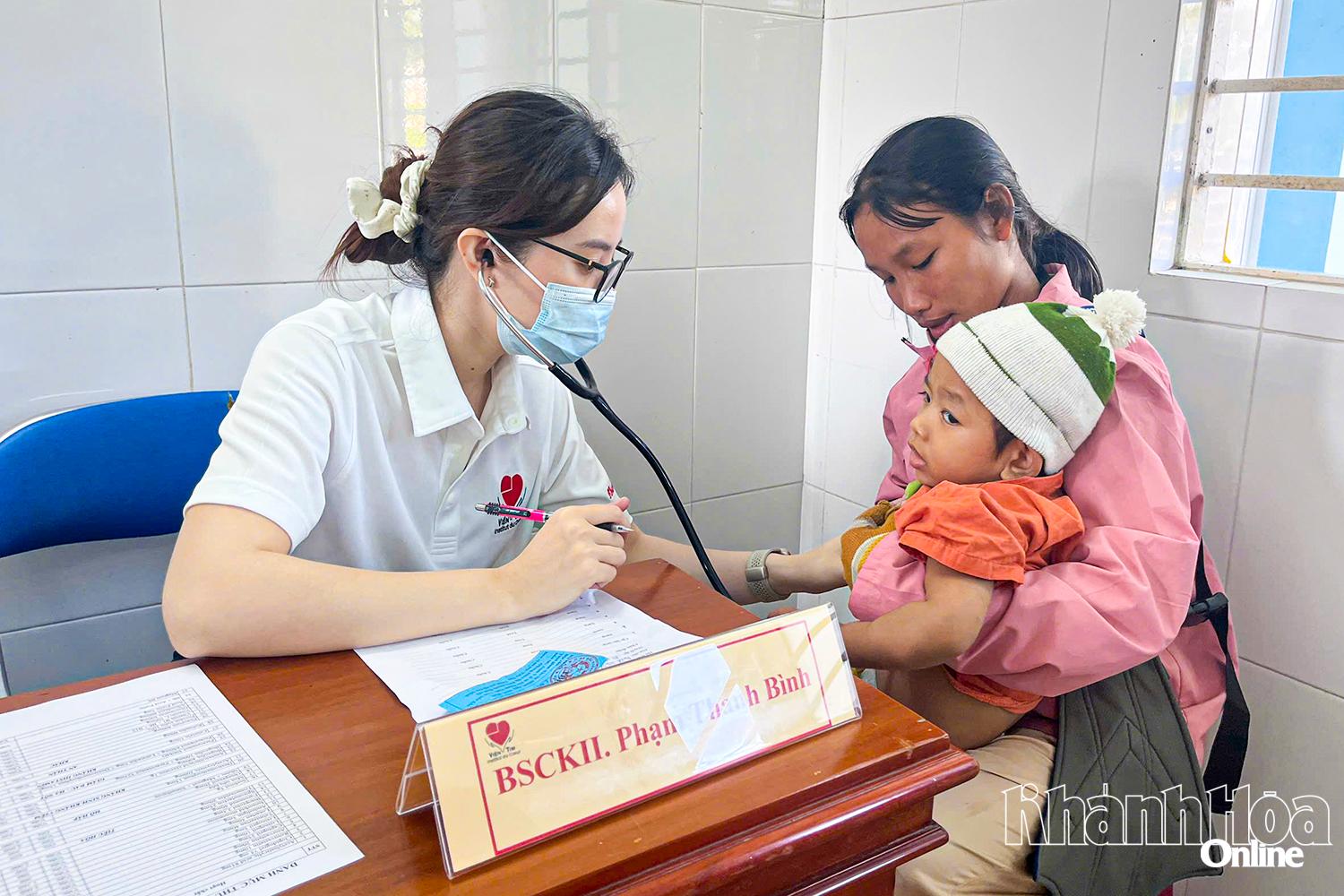 Chương trình tổ chức khám bệnh cho trẻ em miền núi.