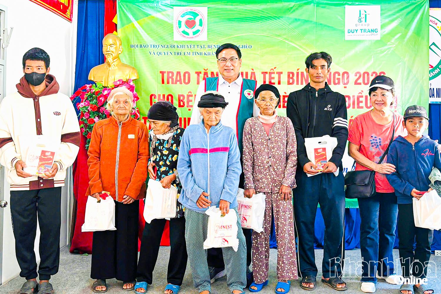 Lãnh đạo Hội Bảo trợ người khuyết tật, bệnh nhân nghèo và quyền trẻ em tỉnh trao quà cho người dân khu vực Khánh Sơn.