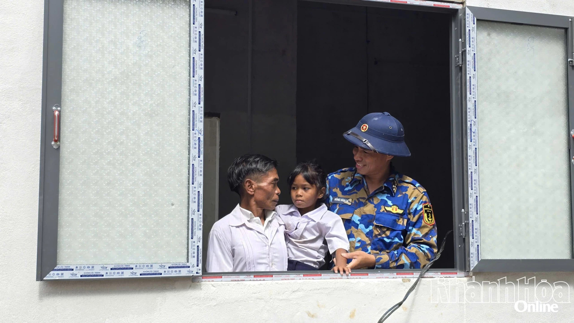 Ông Cao Cà Yên (xã Tây Khánh Sơn) chia sẻ niềm vui
với bộ đội Vùng 4 Hải quân trong căn nhà mới.