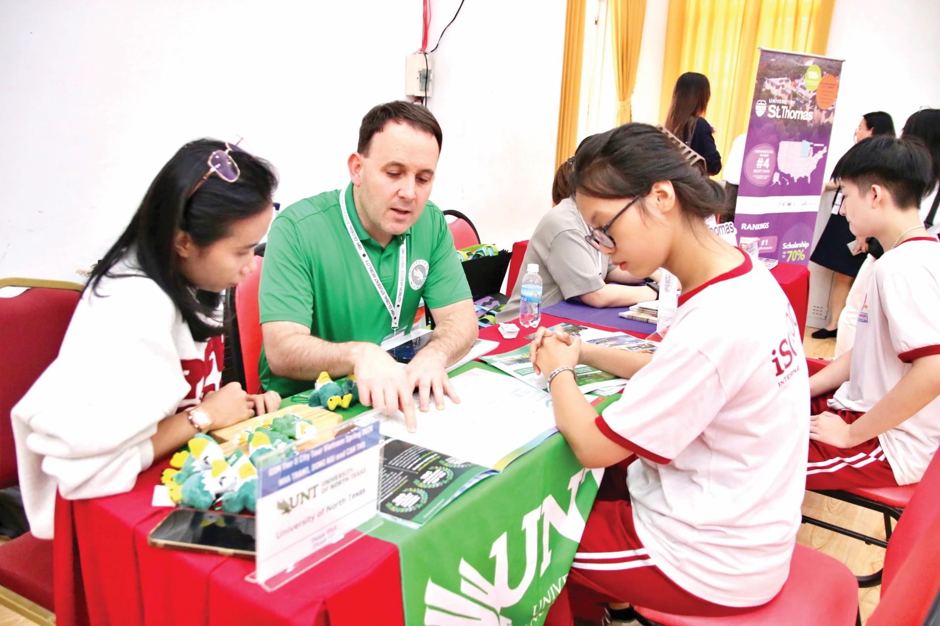  Học sinh iSchool  Nha Trang tìm hiểu thông tin du học Mỹ.