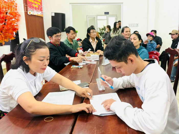 Phường Tây Nha Trang chi kinh phí hỗ trợ các hộ dân bị thiệt hại do mưa lũ