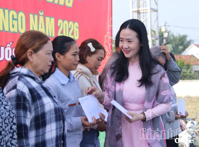 Trao yêu thương qua những món quà xuân