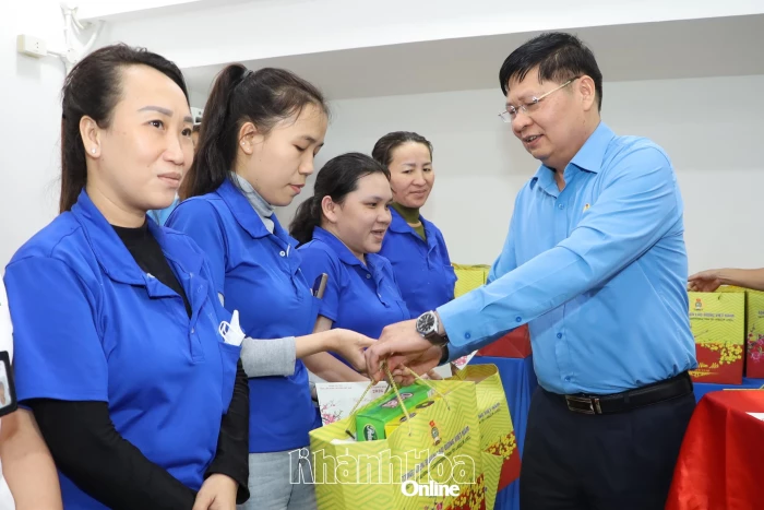 Phó Chủ tịch Tổng Liên đoàn Lao động Việt Nam Phan Văn Anh trao quà Tết cho công nhân