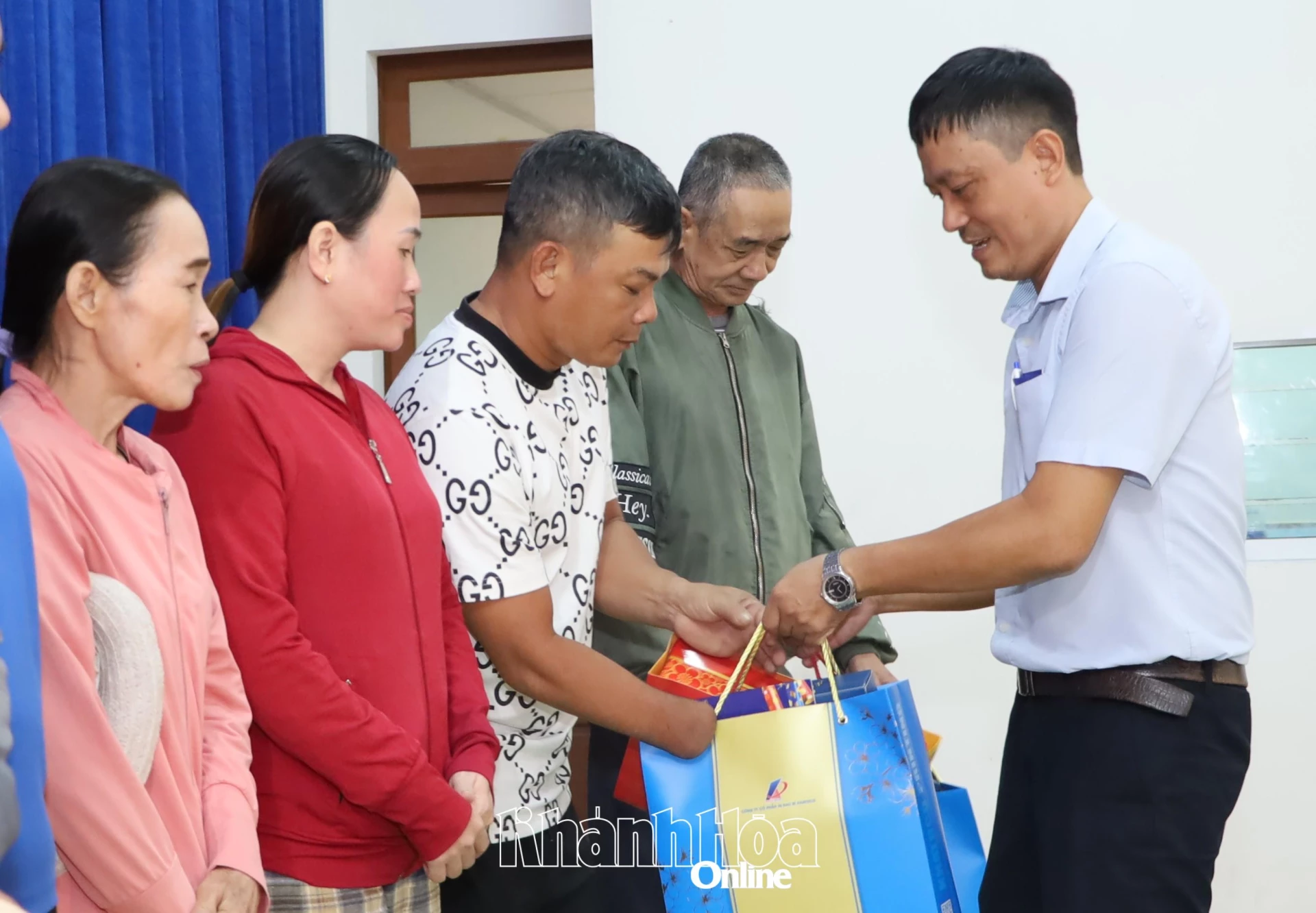 Đại diện lãnh đạo Công ty Cổ phần In bao bì Khatoco trao quà Tết cho người dân.