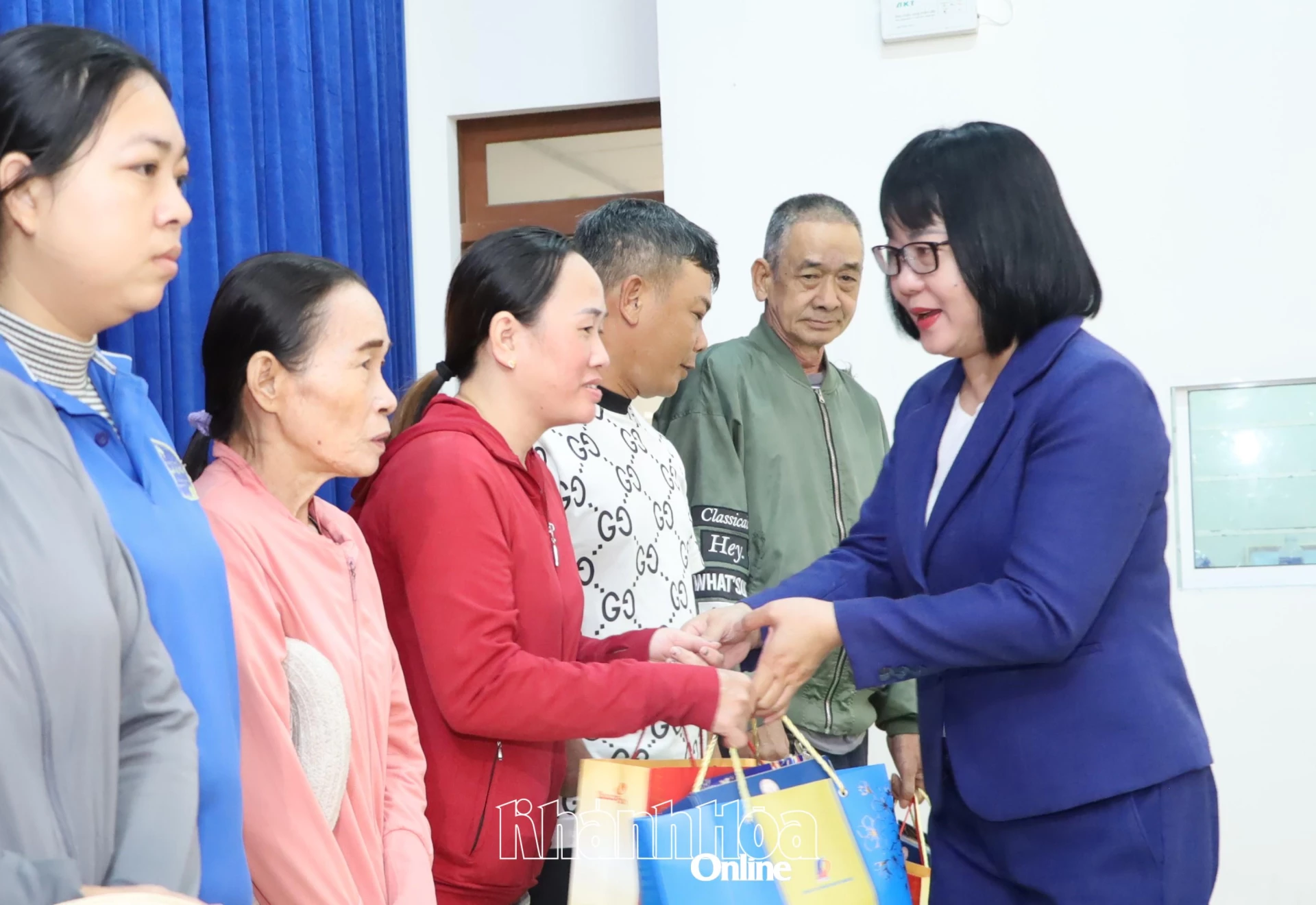 Lãnh đạo phường Nam Nha Trang đến dự và trao quà Tết cho người dân.