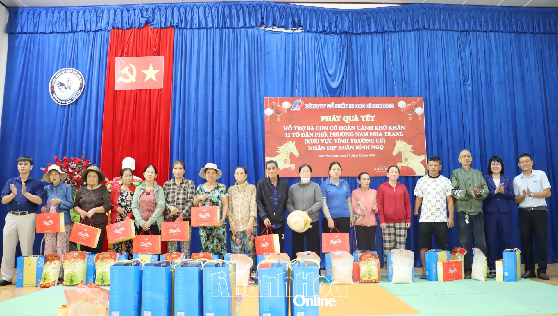 Đại diện các đơn vị trao quà Tết cho hộ gia đình có hoàn cảnh khó khăn.