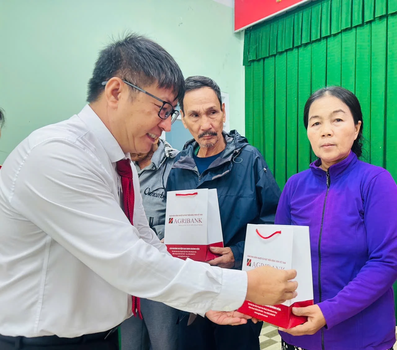 Đại diện Agribank Chi nhánh Vạn Ninh Khánh Hòa tặng quà cho người nghèo, người có hoàn cảnh khó khăn tại xã Vạn Thắng.
